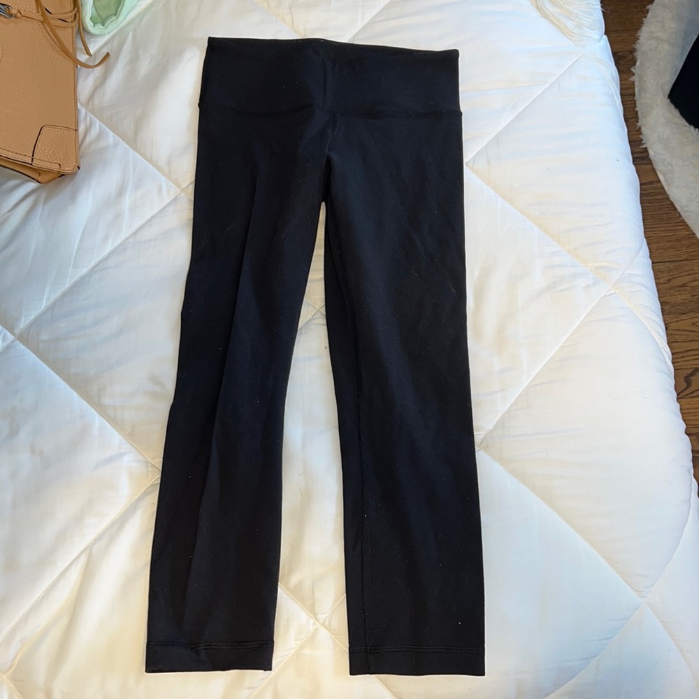 Black lulu cropped leggings!